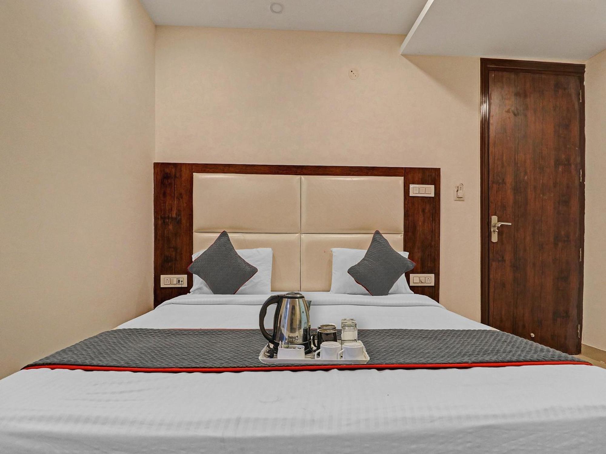Townhouse Tark Inn Új-Delhi Kültér fotó